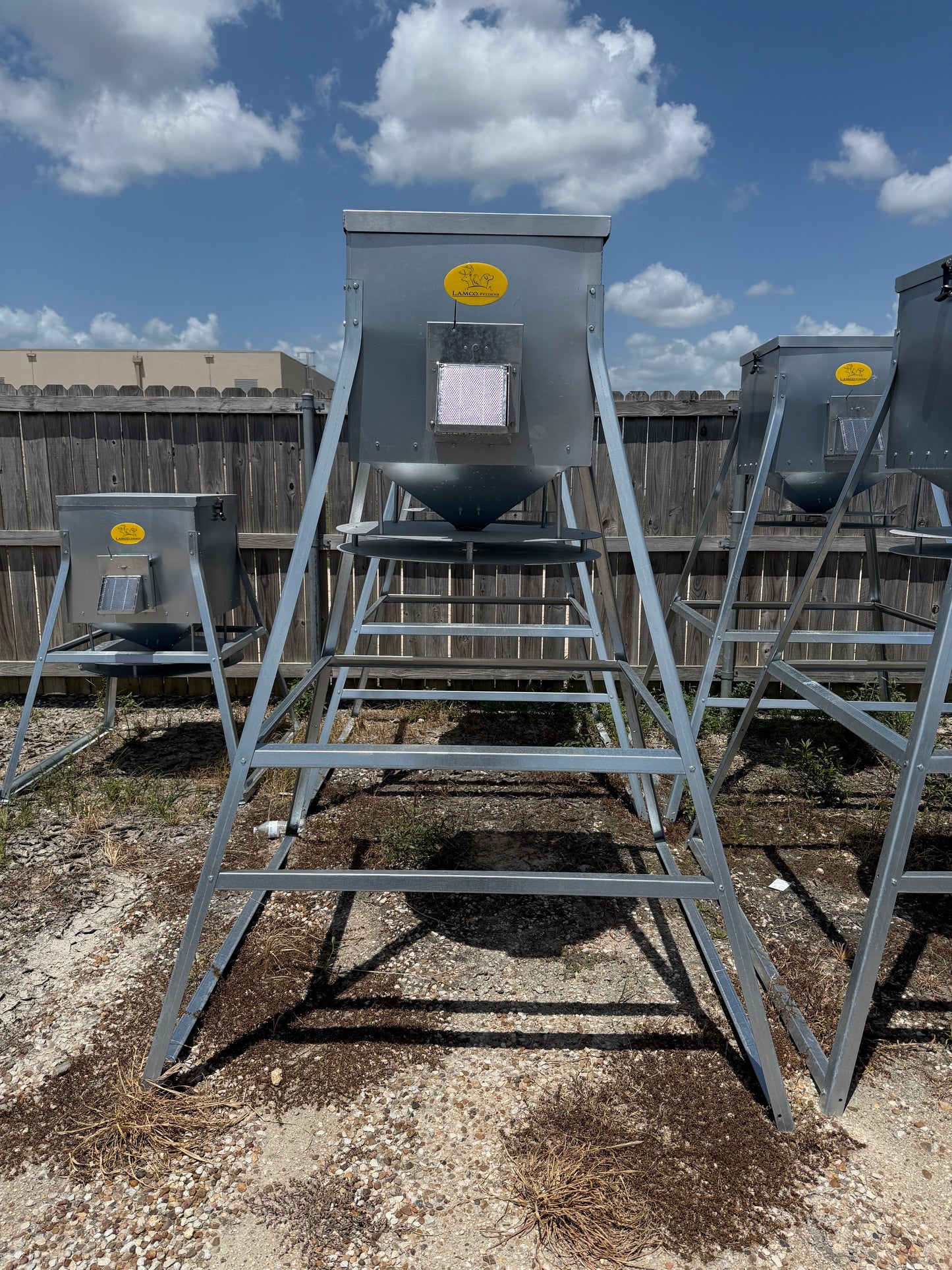 Lamco 600lb. High & Throw Feeder